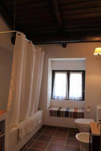 un bagno con wc e finestra di Casa do Pinheiro ad Alcácer do Sal