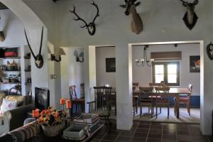 a living room with a table and a dining room at Casa do Pinheiro in Alcácer do Sal
