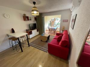 a living room with a red couch and a table at Superbe T2 Sognu di Mare in Linguizzetta