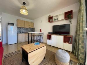 a living room with a kitchen and a living room with a unintention at Superbe T2 Sognu di Mare in Linguizzetta