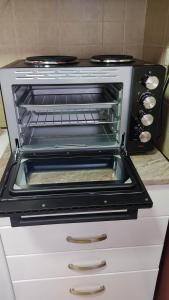 un tostapane forno seduto sopra un bancone della cucina di Apartman Maja a Sombor