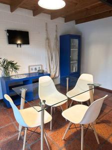 Un grupo de sillas y una mesa en una habitación. en Fisherton Alquiler Temporario, en Rosario