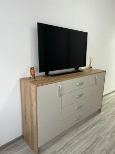 a television on top of a dresser at Apartament Tudor in Oradea