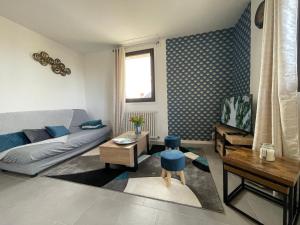 un soggiorno con un divano e un tavolo di Grand appartement en vallée de la loire a Gennes