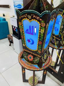 una sedia colorata seduta in un negozio di Zafero Studios and Apartments - Families only ad Alessandria d'Egitto