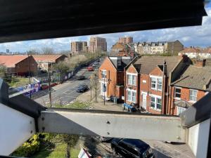 Elle offre une vue sur une rue de la ville depuis sa fenêtre. dans l'établissement Wembley Area Serviced Apartments, 15mins to Central London, à Londres