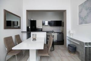 uma cozinha e sala de jantar com uma mesa branca e cadeiras em Apartment Val with sea view em Sibenik