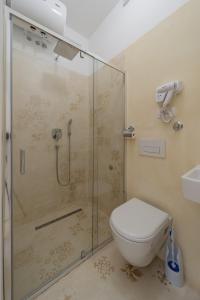 e bagno con doccia, servizi igienici e lavandino. di BG Exclusive Suites a Belgrado