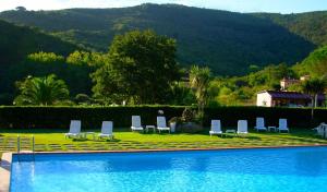 The swimming pool at or close to Hotel Il Caminetto