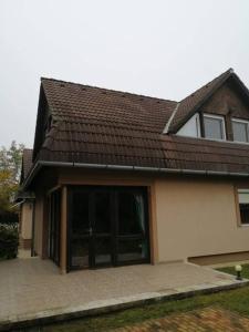 シオーフォクにあるSiófoki nyaralóházの茶色の屋根の家