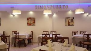 A restaurant or other place to eat at Apartamentos Timón Puerto