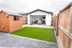 a backyard with a green lawn at Modern new build, Close to the beach and town in Bude