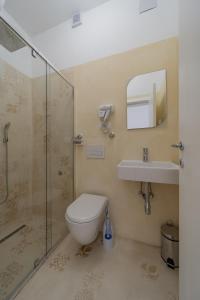 y baño con aseo, ducha y lavamanos. en BG Exclusive Suites en Belgrado