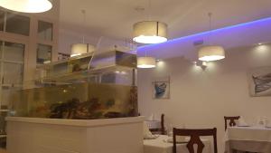 A restaurant or other place to eat at Apartamentos Timón Puerto