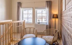 jadalnia ze stołem i 2 krzesłami w obiekcie 4 Bedroom Beautiful Home In Sysslebck w mieście Sysslebäck