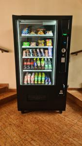 um frigorífico cheio de refrigerantes e refrigerantes em Landgasthof Winter em Ardagger Stift
