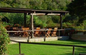 einer Gruppe von Stühlen und einem Tisch unter einem Pavillon in der Unterkunft Hotel Il Caminetto in Portoferraio