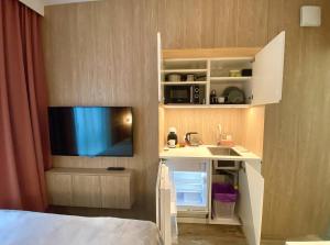 Kuchyňa alebo kuchynka v ubytovaní Studio Wola Apartament Kasprzaka - WiFi + smart TV