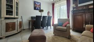 米蘭的住宿－Stanza in villa con giardino，客厅配有蓝色的椅子和桌子