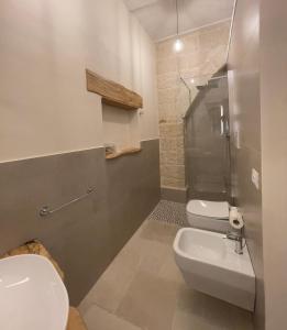 A bathroom at La Piccola Sanremo - ROOM & COFFEE -