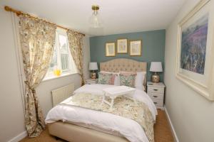 ein Schlafzimmer mit einem Bett und einem Tisch darauf in der Unterkunft Shepherds Cottage - Rudge Farm Cottages in Bridport