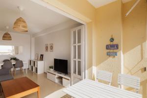 A television and/or entertainment centre at Apartamento Mare Nostrum