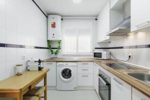 A kitchen or kitchenette at Apartamento Mare Nostrum