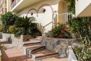 A garden outside Apartamento Mare Nostrum