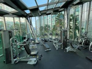 ein Fitnessstudio mit viel Ausrüstung in einem Gebäude in der Unterkunft Stylish Condo with pool, sauna, steam room & gym in Pattaya