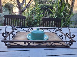 米蘭的住宿－Stanza in villa con giardino，长凳上木桌上的茶壶