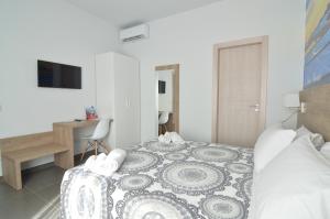Cette chambre comprend un lit et un bureau. dans l'établissement NEW Casa Corvaja, à Taormine