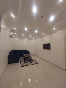 a living room with a couch and a tv at شقق فلورنيسا الفندقيه in Taif