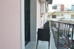 un balcón de un edificio con sillas. en NEW Casa Corvaja, en Taormina