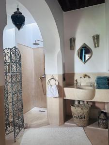 La salle de bains est pourvue d'une douche et d'un lavabo. dans l'établissement Berber Duchess Riad, à Marrakech