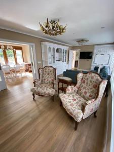 a living room with two chairs and a table at Marola 18 - Salinas in Salinas