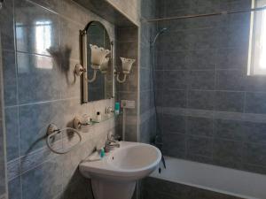 Bilik mandi di Many apartments and hotel-type rooms in the Tatto studio building are located on Nizami Street +191 gambar