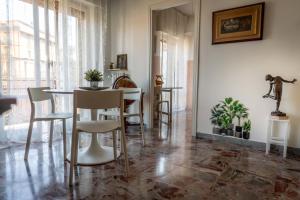 a dining room with a table and chairs at Afrodite Loft Hermes in Verona