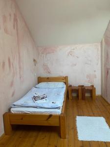 1 dormitorio con 1 cama en una habitación en Hostel CafeRAZY en Poprad