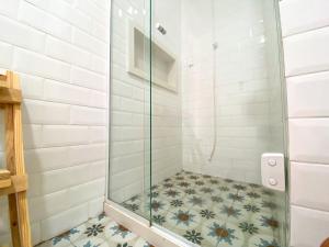 Koupelna v ubytování Delicinha, a 300m da Praia do Forte