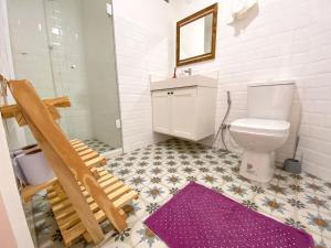 Koupelna v ubytování Delicinha, a 300m da Praia do Forte