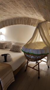 Schlafzimmer mit einem Bett mit Moskitonetz in der Unterkunft Amalò Guest House in Bari