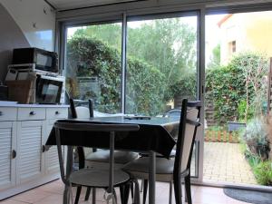 Vonkajšia záhrada v ubytovaní Studio cosy avec jardinet, parking privatif et WiFi gratuit - Proche Thermes et Étang de Thau - FR-1-503-148