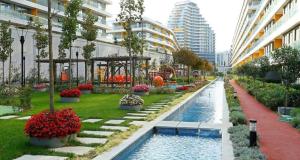 un jardin avec une rivière dans une ville avec des bâtiments dans l'établissement 2-Bedroom apartment in Bati Sehir - Istanbul, à Istanbul