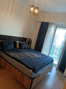 - une chambre avec un lit et une grande fenêtre dans l'établissement 2-Bedroom apartment in Bati Sehir - Istanbul, à Istanbul