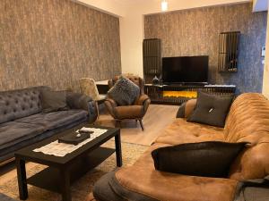 - un salon avec des canapés et une cheminée dans l'établissement 2-Bedroom apartment in Bati Sehir - Istanbul, à Istanbul