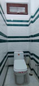 Gomukh Hotel Uttarkashi的一间浴室