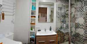 W łazience znajduje się umywalka i prysznic. w obiekcie Suite Lay w Saragossie