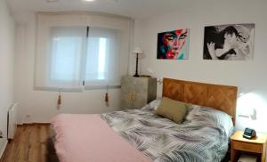 1 dormitorio con cama y ventana en Suite Lay, en Zaragoza