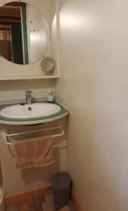 La salle de bains est pourvue d'un lavabo et d'un miroir. dans l'établissement Beach house à Marina di Sorbo …Corse, à Sorbo-Ocagnano