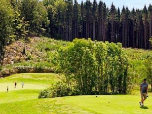 un grupo de personas jugando al golf en un campo de golf en Holiday home Brastad X, en Brastad